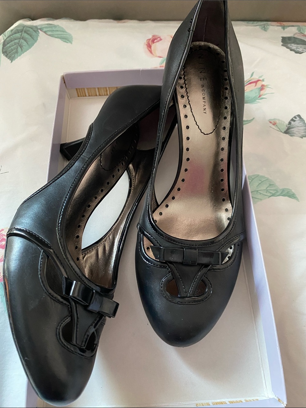 Nine West Black Leather Bow-Accent Pumps